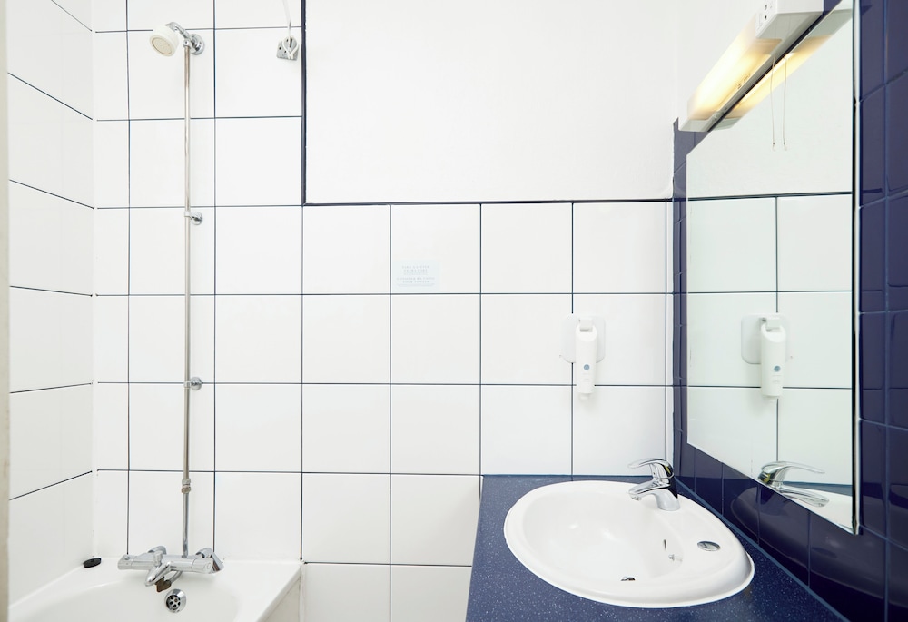 Cross Roads Hotel by Chef and Brewer Collection