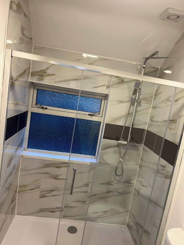5 Bedroom Cosy Bloxwich Stay - Wifi & Free Parking
