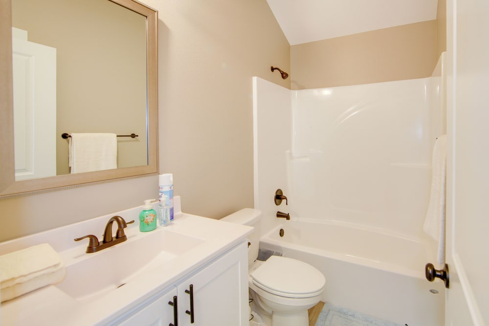8 Mi to State Park: Home w/ Fenced Yard in Lindale