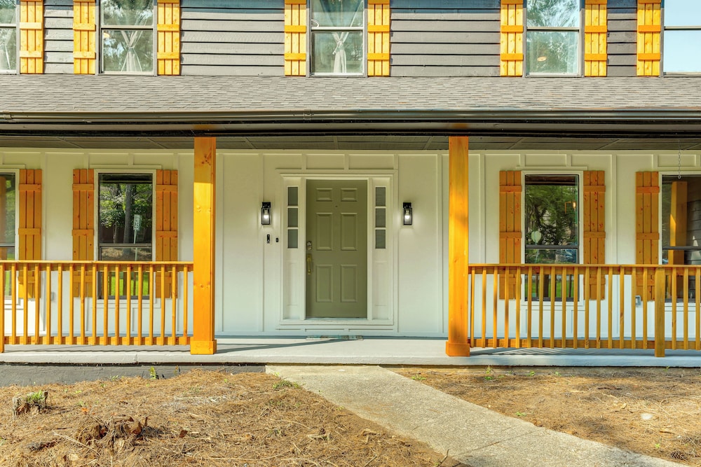 5 Mi to Stone Mountain: Lakefront Family Home