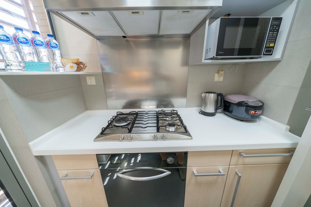 Tyms Cozy 2BR 1BA Apt Near Metro