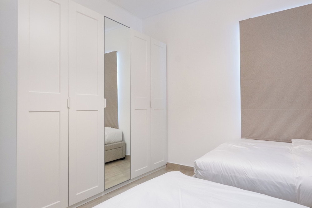 Bloomfields Luxurious 2Br Water Edge
