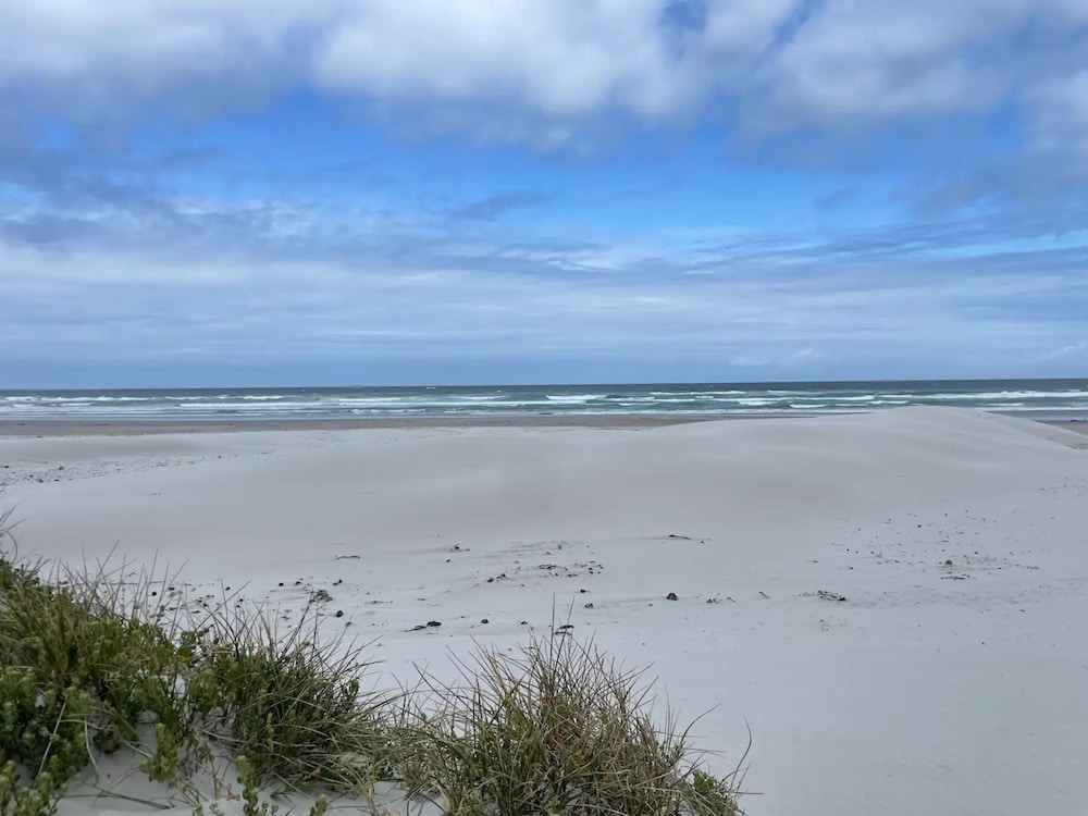 Beachfront, Private Pool, Pizza Oven, Pool Table, Fast Internet, Family Friendly