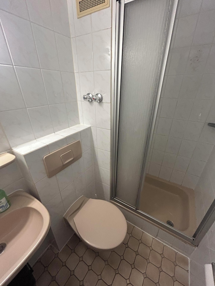 2-Rent Group Hostel Rooms AUB162