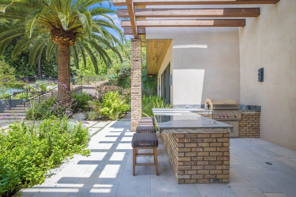 Bowmont - Resort-style Beverly Hills Escape w/ Pool, Garden and Privacy