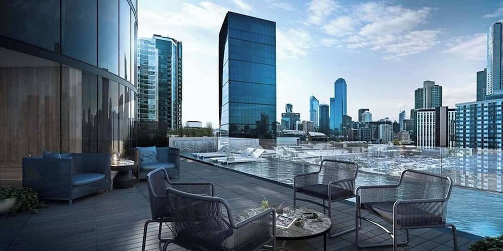 Southbank 2BR High City Views Enjoy Wine, Gym, Pool, Wifi