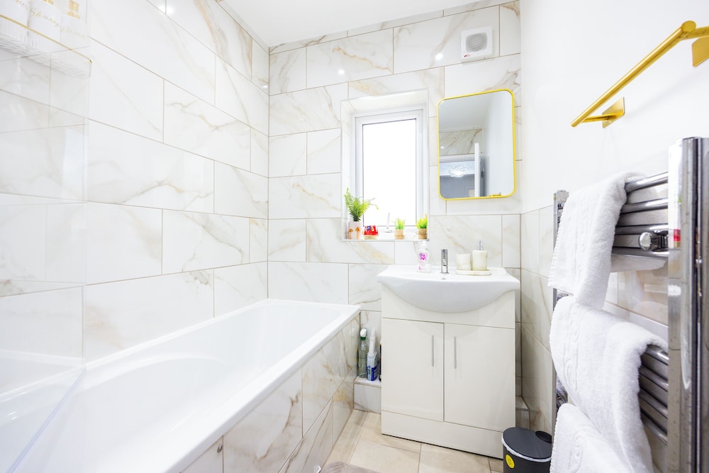 Modern 3 Bedroom House in Stratford