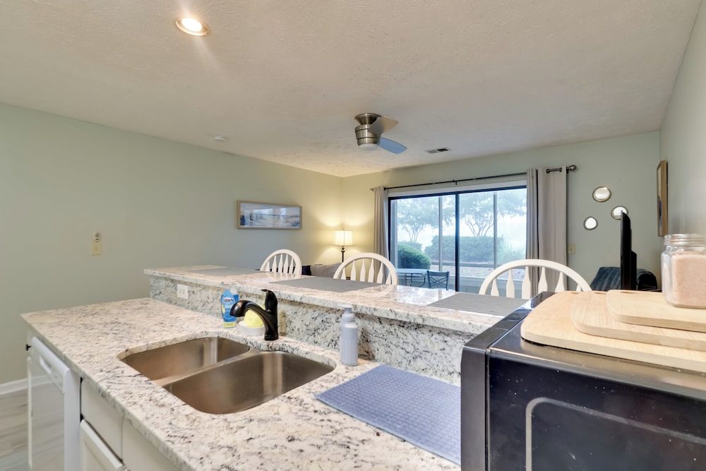 5 Mi to Cherry Grove Beach: Dog-friendly Condo!