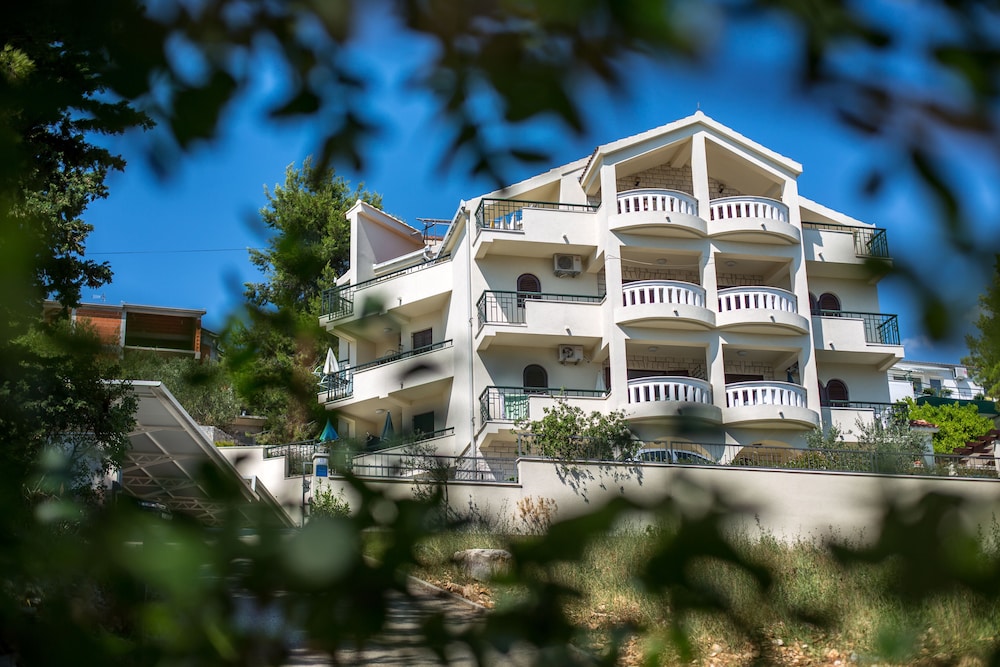 Hotel Villa Fani - Apartments and Rooms - Image 1