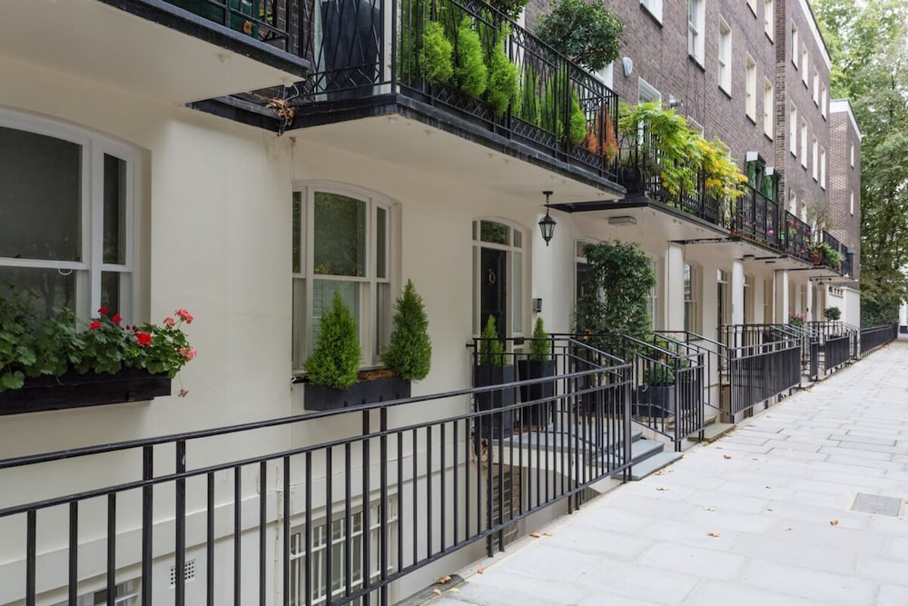 Elegant 3 Bedroom Home Located in South Kensington