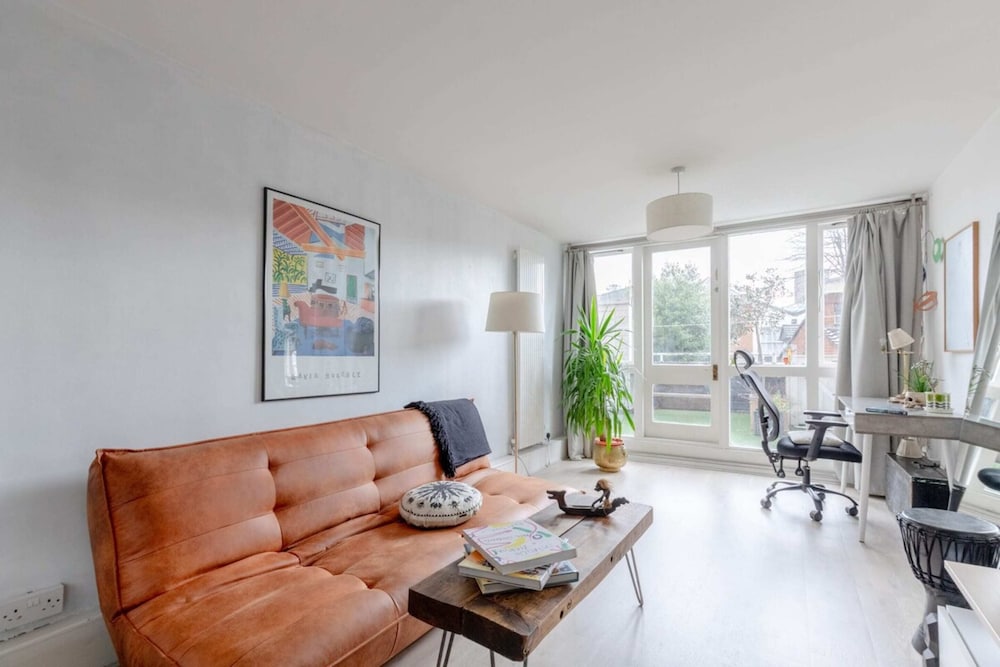 Stunning 1BD Flat w/ Garden Area, Kentish Town!