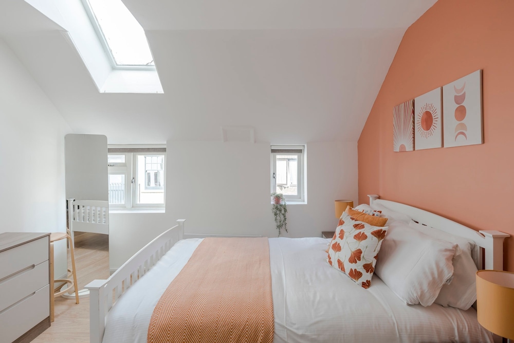 Wonderland - Fitzrovia - by Frankie Says