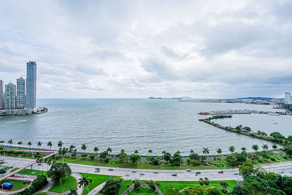w Prestigious 1BR w Fantastic Balcony in YOO