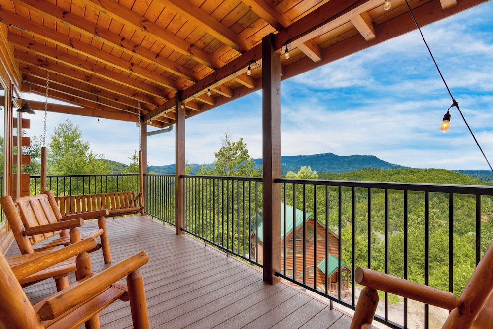 2 Homes Firefly Trail Way by Avantstay Sleeps 28, Indoor Pool + Hot Tub + Movie Theater & Game Room