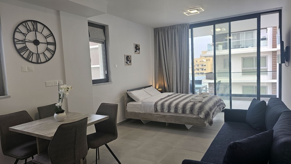 86 LCA - Stay Mackenzie Beach Luxurious Studio