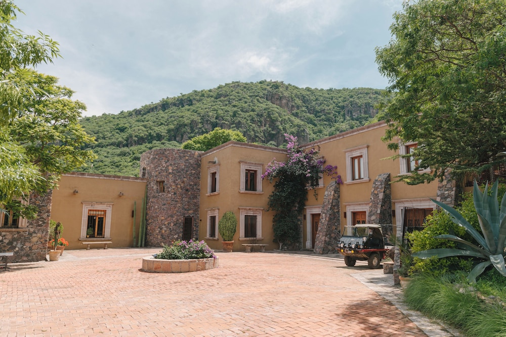 Entremontes