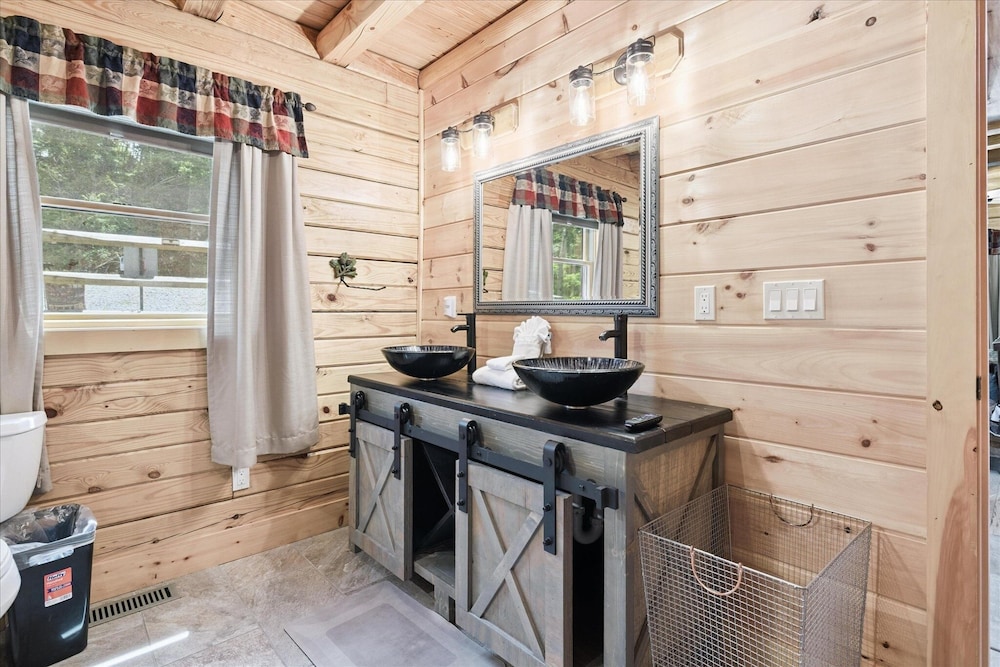Climbing To New Heights 2 Bedroom Cabin