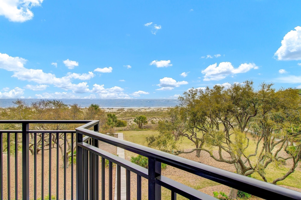 303a Shipwatch by Avantstay Ocean View Shared Pool Boardwalk to Beach
