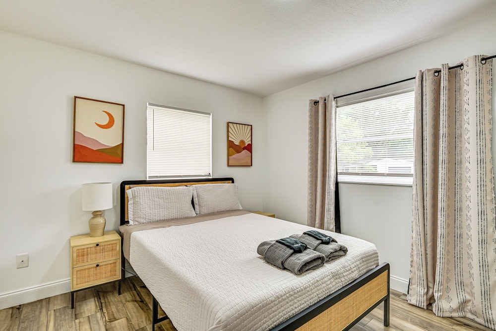 1 Mi to Busch Gardens: Modern Home w/ Private Yard