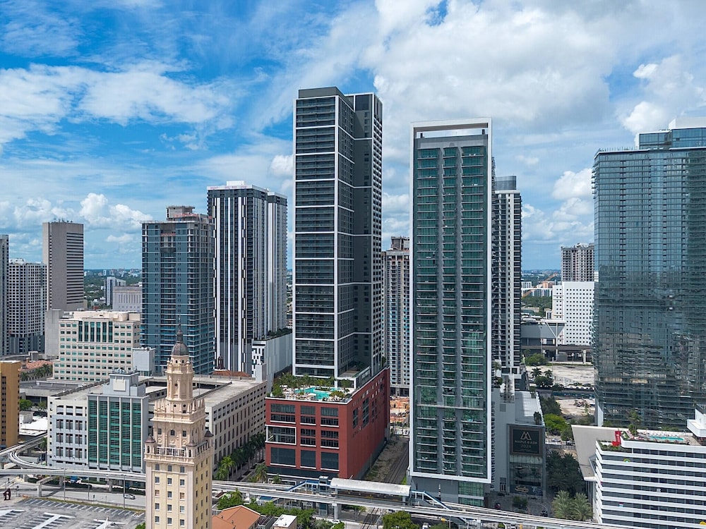 Penthouse 1BR Breathtaking City & Water Views