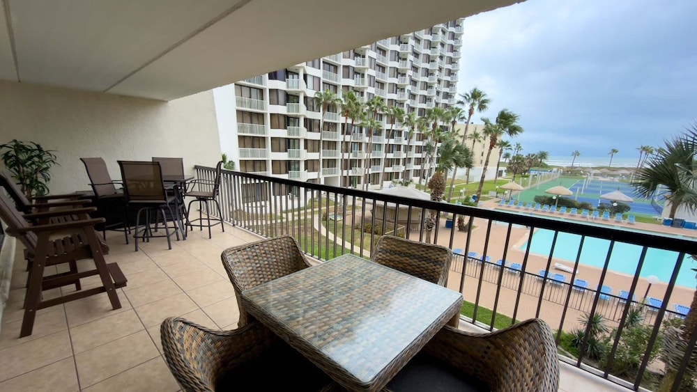 Sleeps 10 Direct Beach Heated Pool 3 Bedroom Apts