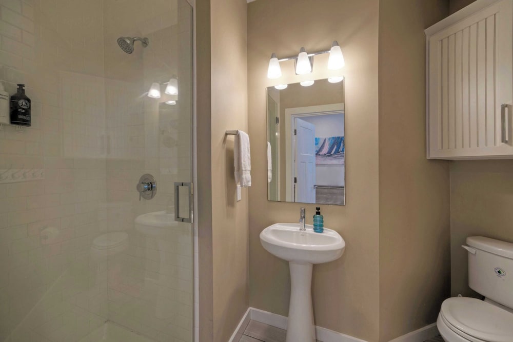 Sleeps 19 2 Homes w/ Pool, Foosball+shuffleboard Mins to the Beach + Shops