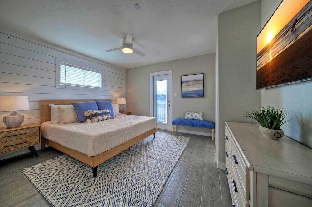 Sleeps 16 2 Homes, Priv Pool, Ping-pong 1block to Alister St. Shops & Dining