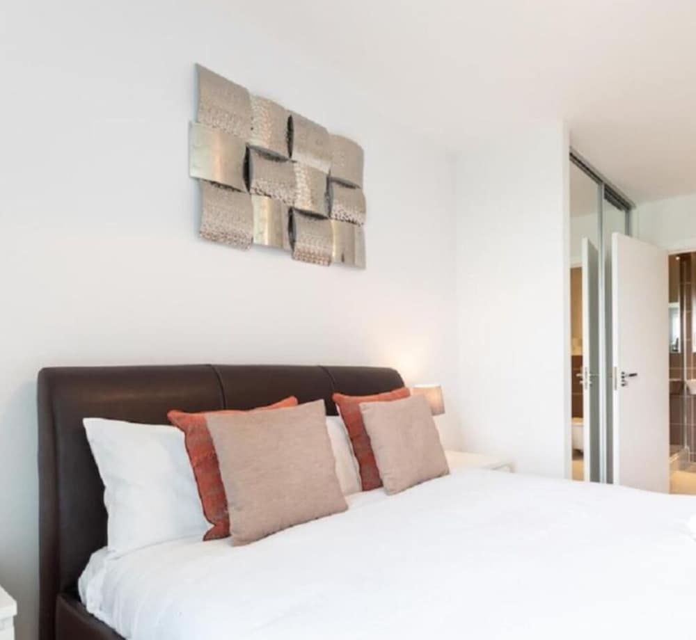 Impeccable 2-bed Apartment in Reading view 5