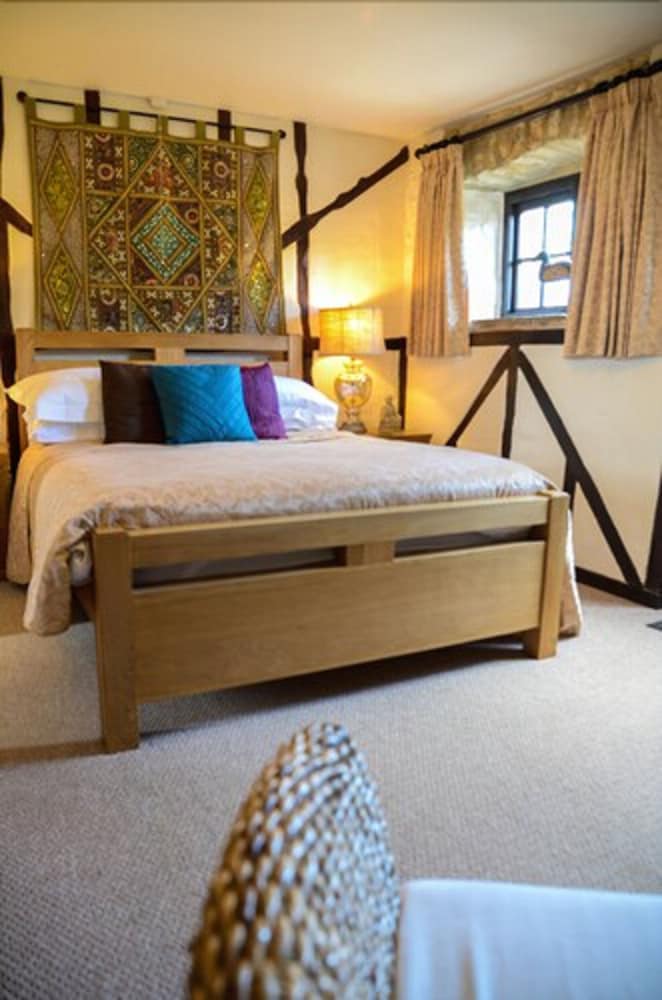 Thames Head Inn view 2