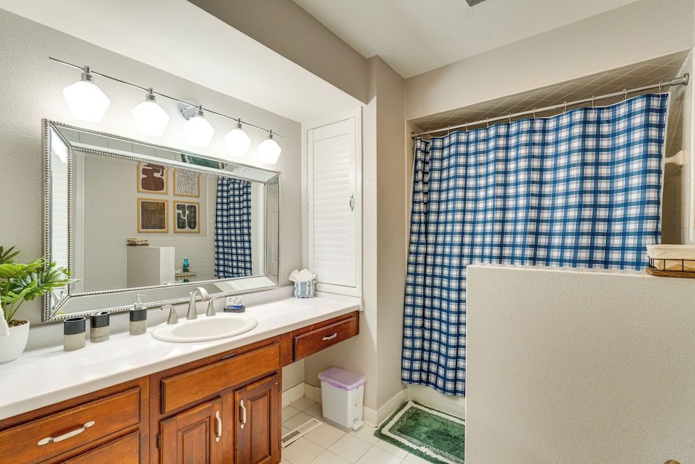 1 Mi to Dtwn: Quiet Retreat w/ Yard in Clinton