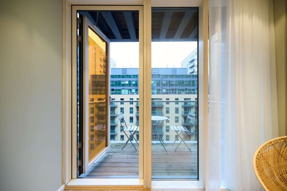 The Millharbour Retreat - Elegant 1bdr Flat With Balconies