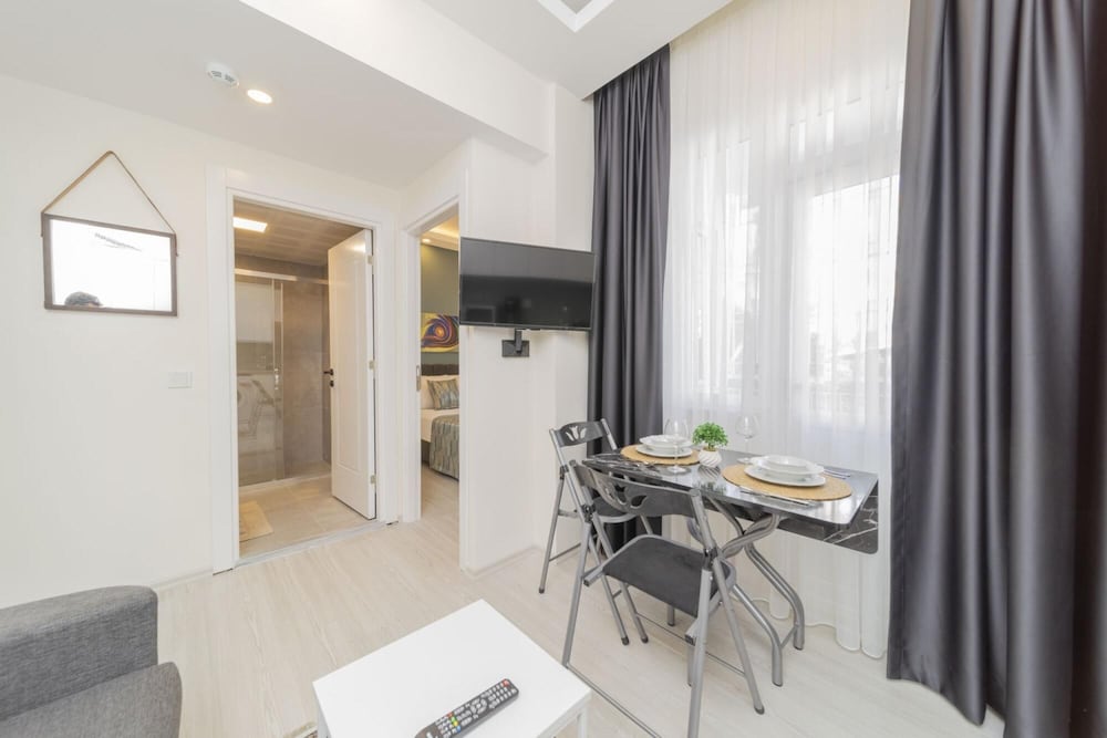 Cozy Flat w Balcony 10 min to Mermerli Beach