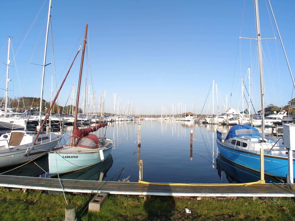 Modern Family Retreat Nr Beaches and Marina