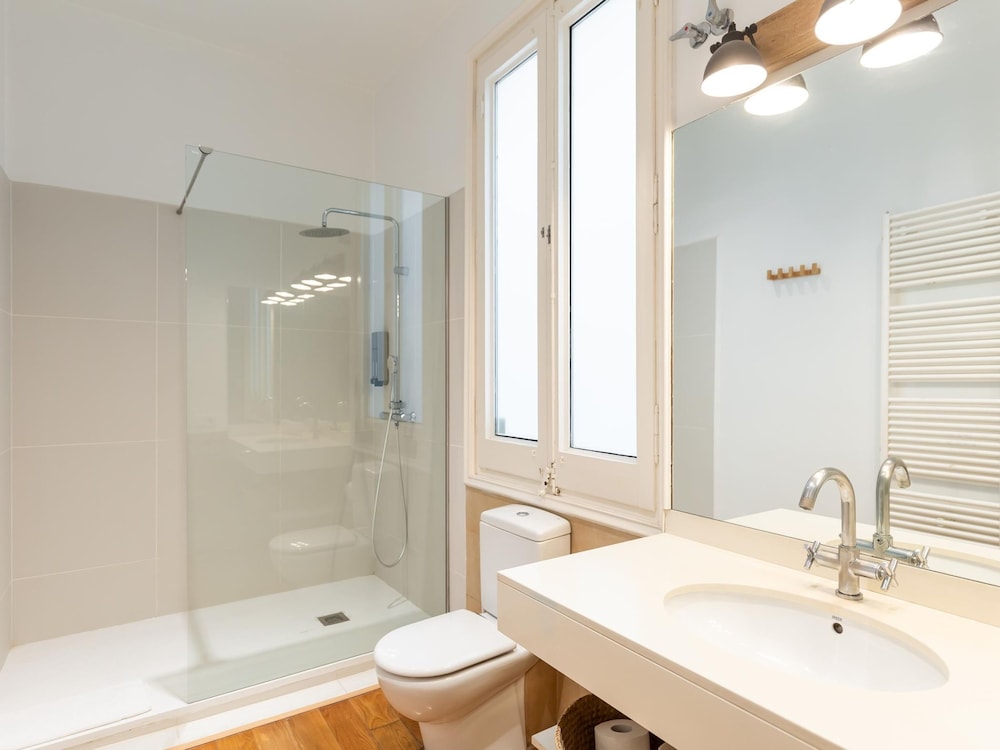 Apartamento de Tres Habitaciones con Terraza 21B