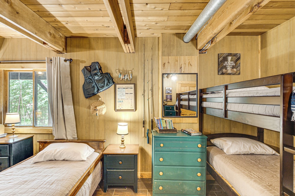 Canal Across Street: Family Cabin in Breezy Point!