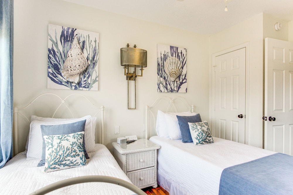 Walk to Beach, Gazebo w/ Hot Tub: Gulfport Gem!