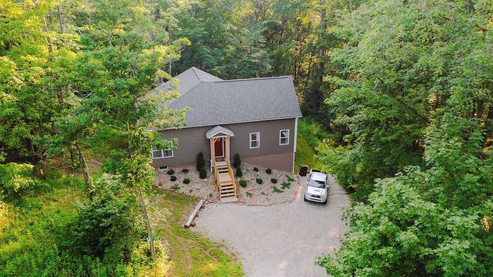 Modern 2 BD Cabin With hot tub & Games & Central Loc