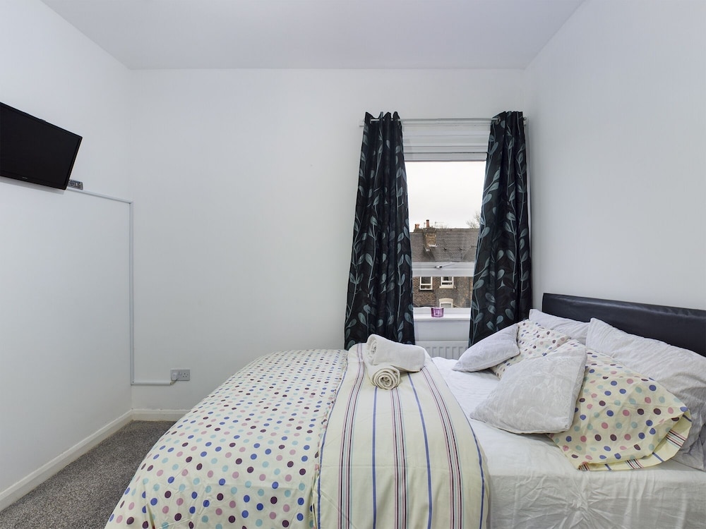 Lovely! 2-bed House Located in Soke - on - Trent view 2