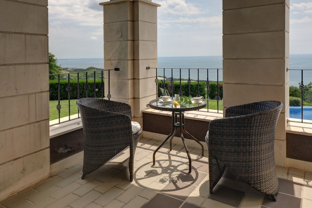 Lighthouse Luxe Estate Apart & Villas