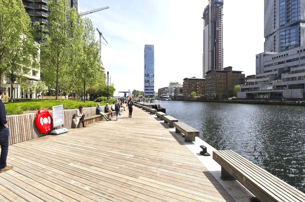 Luxury Waterfront Studio in Canary Wharf by Underthedoormat