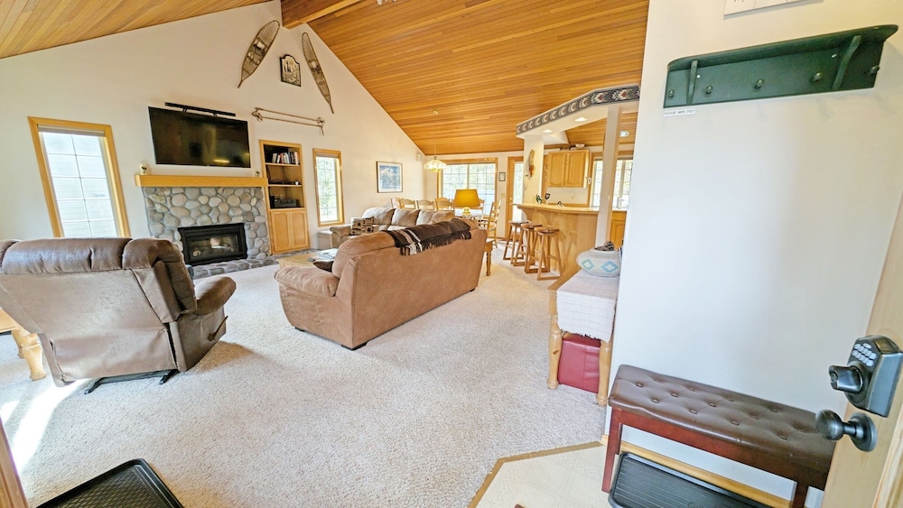 Snowshoe Inn-pyramid Mtn 7 3 Bedroom Home