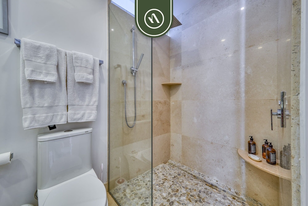 Luxurious 2 BR Condo - Oceanfront - Infinity Pools