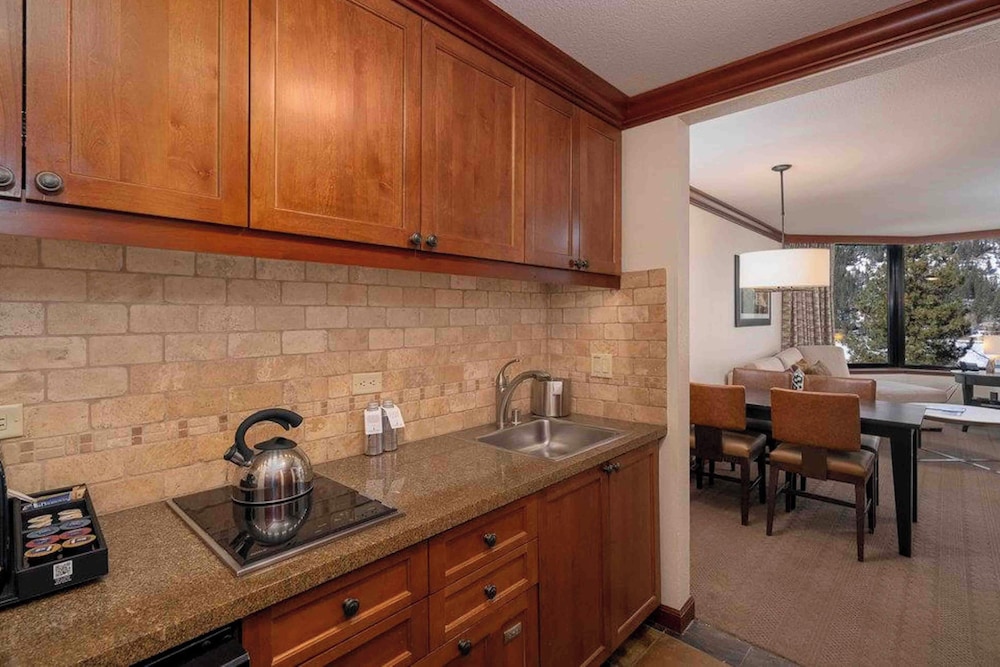 1BR Condo w/ Access to Resort Pools, Spa & Gym