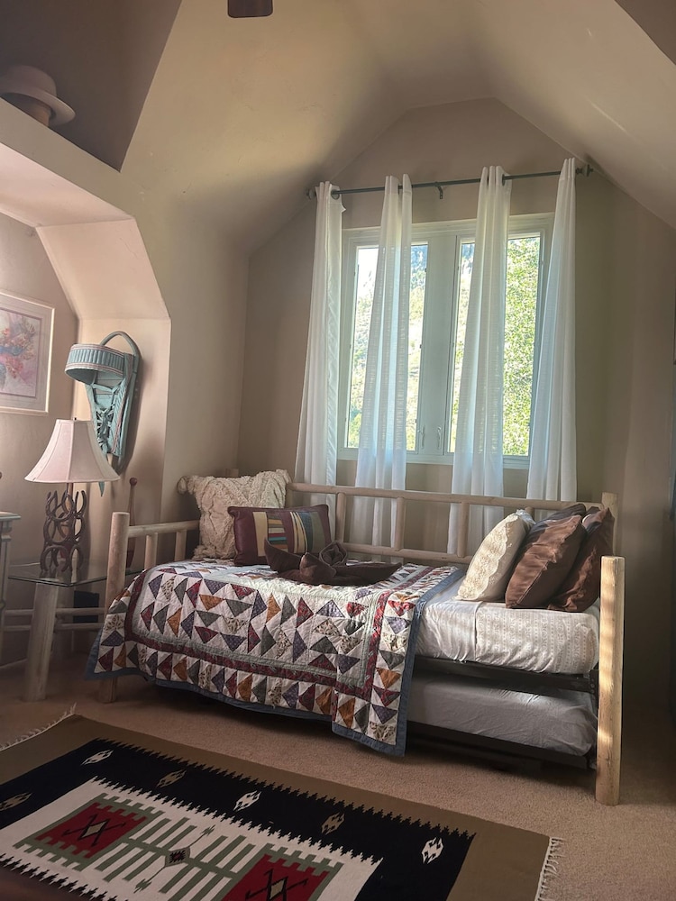 Thumb Butte Chalet Nestled in the Mountains