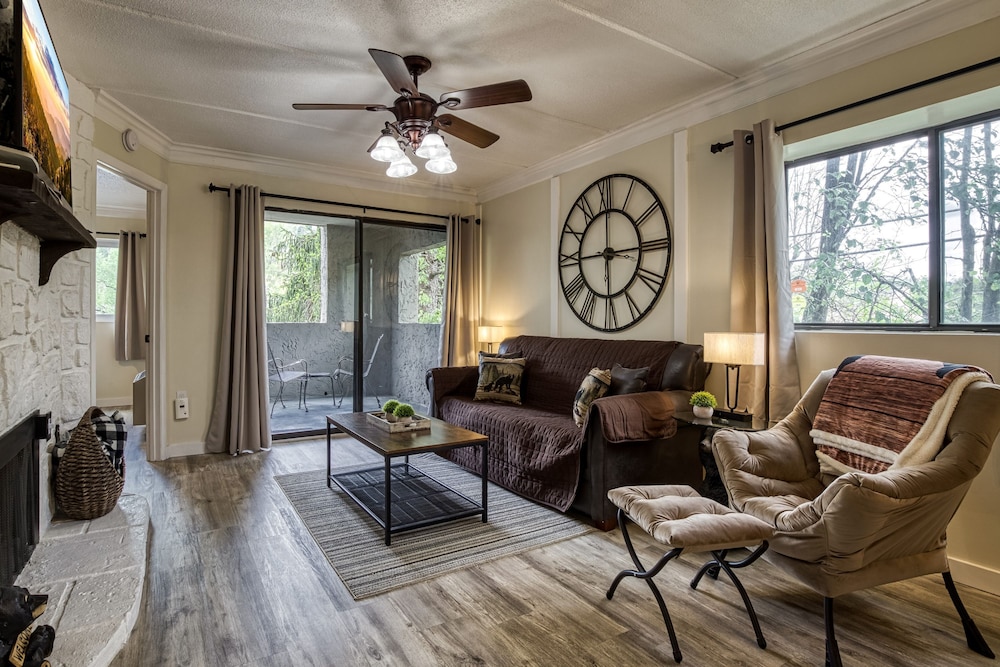 Modern Style 2 Bed Condo Pool in Gatlinburg view 3