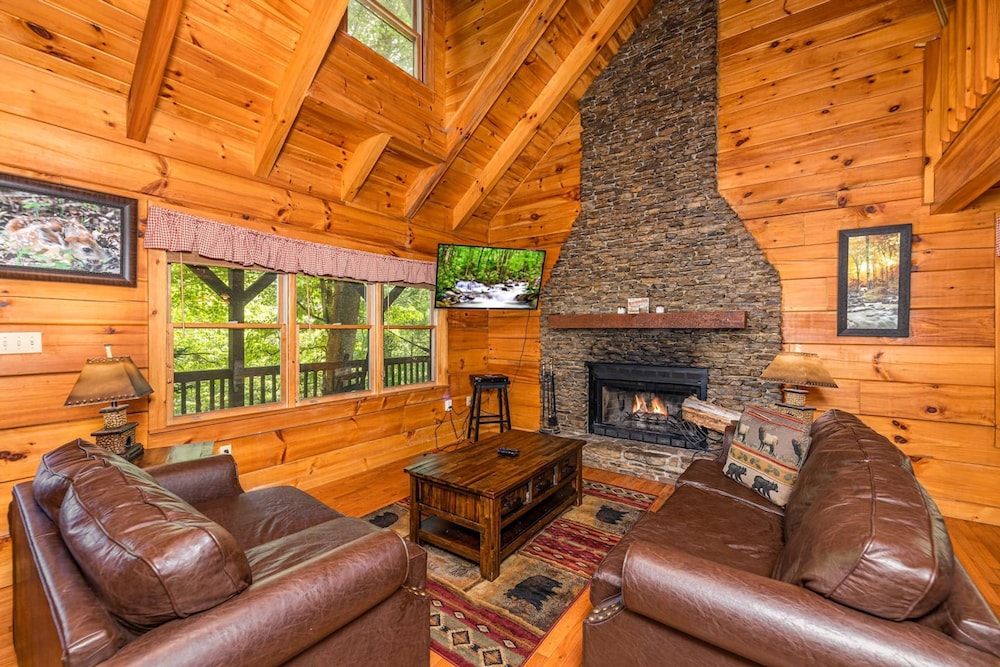 Pigeon Forge Cabin Game Room Dog Friendly Hot Tub