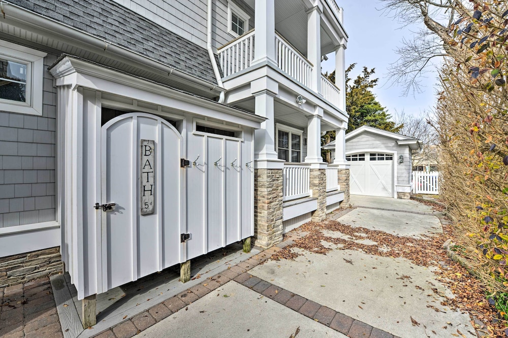 Spacious Avalon Beach House - 2 Blocks to Water!