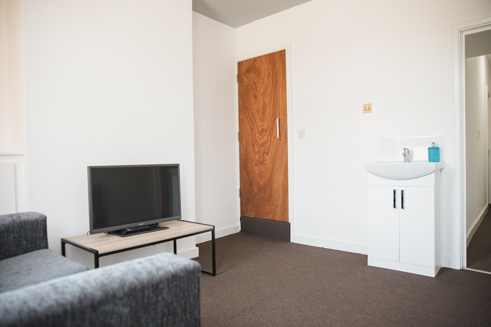 Leicester Vacations - Room in Guest Room - Big Size Room in Leicester City - Property Image 2