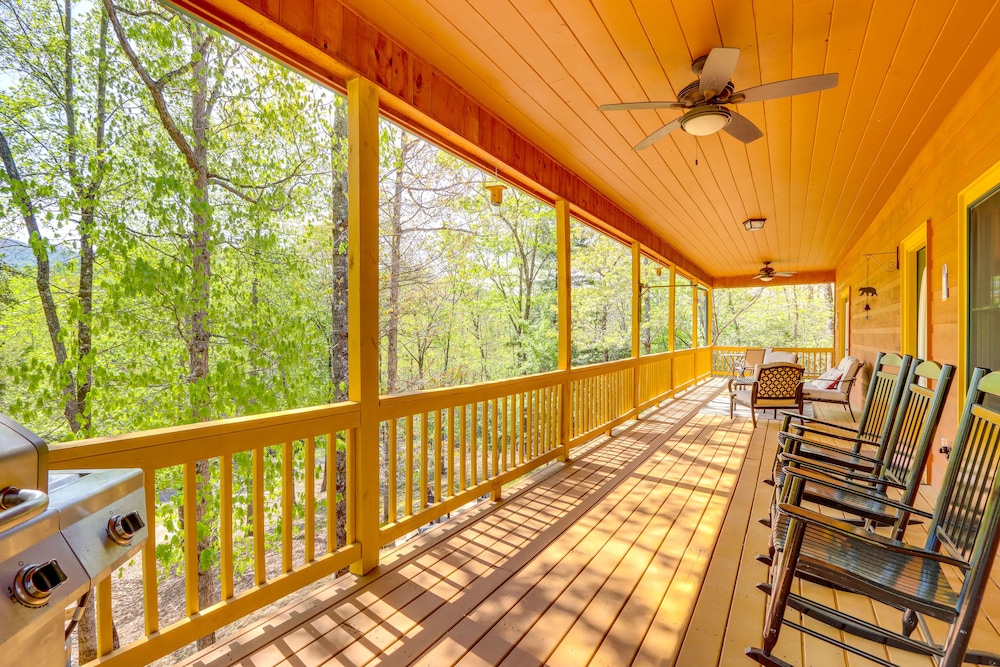 Lavish Hiawassee Cabin - Great for Families! view 4