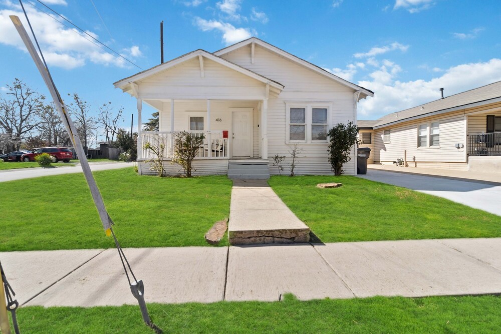 Charming Bungalow In Mckinney Walk To Downtown 2 Bedroom Bungalow
